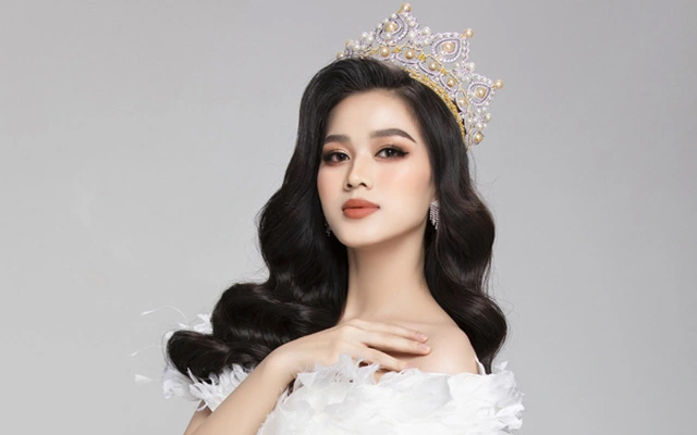 Đỗ Thị Hà quanh năm diện váy 'không thể ngắn hơn