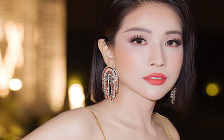 Khả Như khoe body với loạt đồ khoét bạo